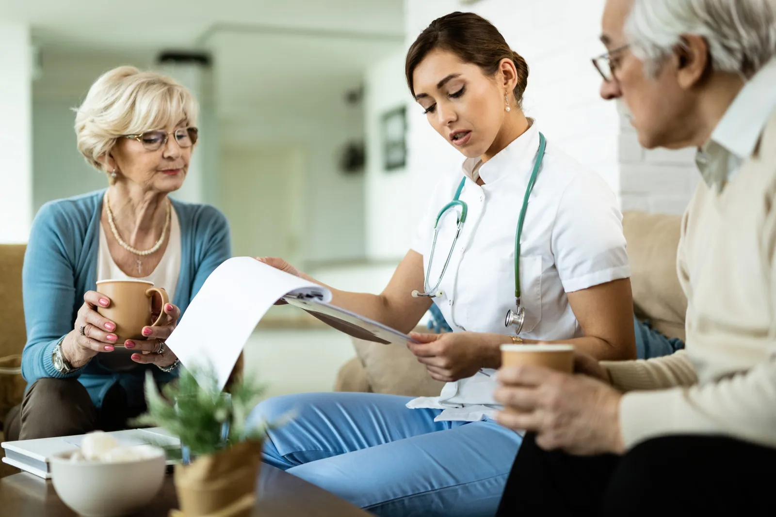 Médecin analysant les résultats médicaux d'un couple de personnes âgées